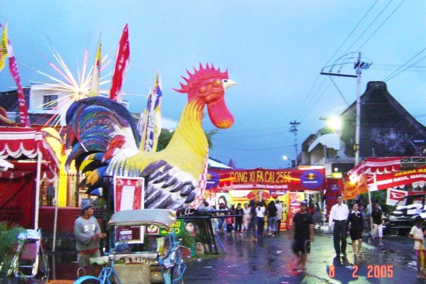 三宝垄市民间举办的丝玛微斯春节展销会在边街举办，长达700米的街道瞬间变成春节大卖场。（大纪元图片）
