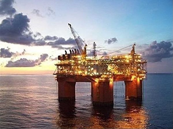 BP计划投资90亿美元，新建墨西哥湾海上钻井平台。图为墨西哥湾的钻油平台。(AFP)