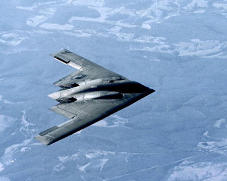 为了应对朝鲜半岛日益升级的紧张局势，美国战略司令部(U.S. Strategic Command）3月9日宣布，已向亚太地区部署3架B-2隐形核轰炸机，支持美国太平洋司令部。(Gary Ell/US Air Force/Getty Images)