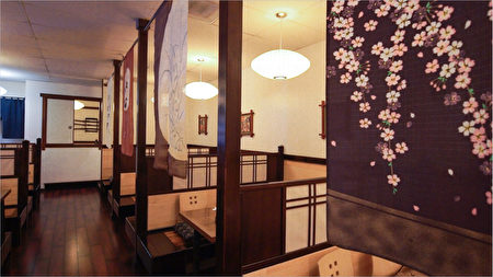 格子木窗和花卉组成的花窗墙饰，浓郁的日本风情。（Azuma提供）