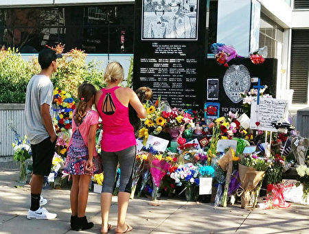美圣地亚哥民众送鲜花悼念被枪杀警察