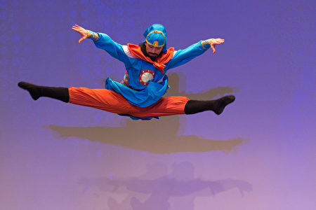 加州飞天艺术学院学生Fred Yi在大赛中诠释“关羽”的舞蹈。（戴兵／大纪元）