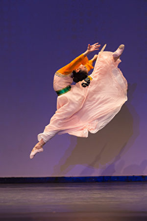 加州飞天艺术学院学生Cici Ma在“全世界中国古典舞大赛”中的表演。（戴兵／大纪元）