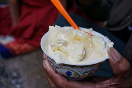 【食‧文化】这是最高等级的酸奶,已经是冰淇淋的口感了。最下层是酸奶，上层放奶油（比酥油更新鲜、湿润，不可久放），再撒上砂糖。（新唐人提供）