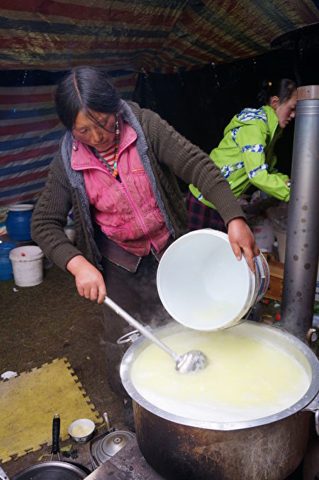 【食‧文化】早上现挤的牦牛奶在煮的过程产生出各种制品。都纯天然，要趁新鲜吃完。（新唐人提供）